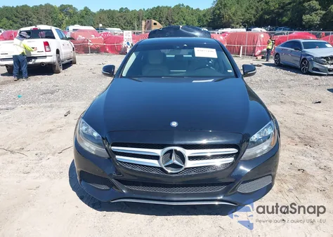 2015 Mercedes-Benz C 300 4Matic z USA, uszkodzony, nr VIN 55SWF4KBXFU022045